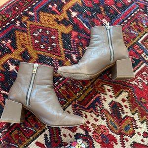 LOQ zip up block heel. Comfy with signs of use and a little wear and tear.
